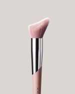 Cheek-Hugging Highlight Brush 120 - Image 2