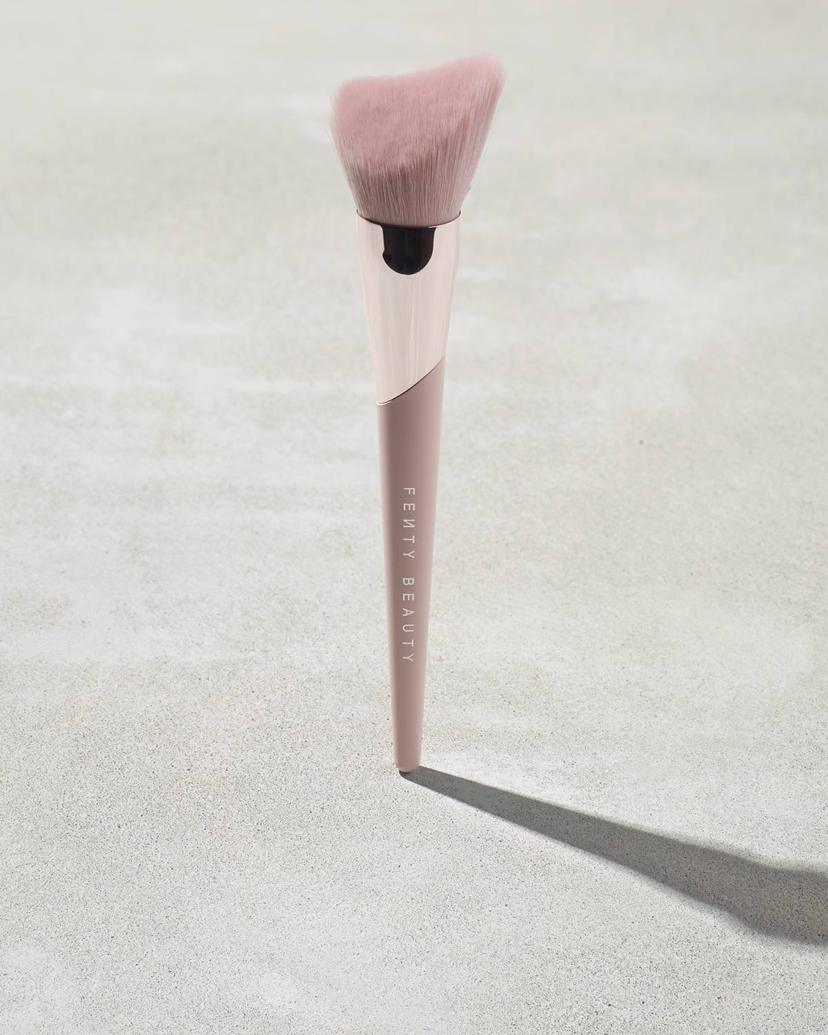 27471.jpg Cheek-Hugging Bronzer Brush 190 - Image 1