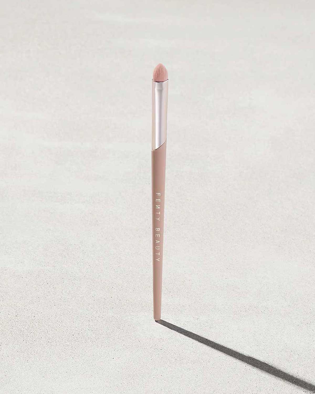 42156.jpg Precise Definition Eyeshadow Brush 220 - Image 1