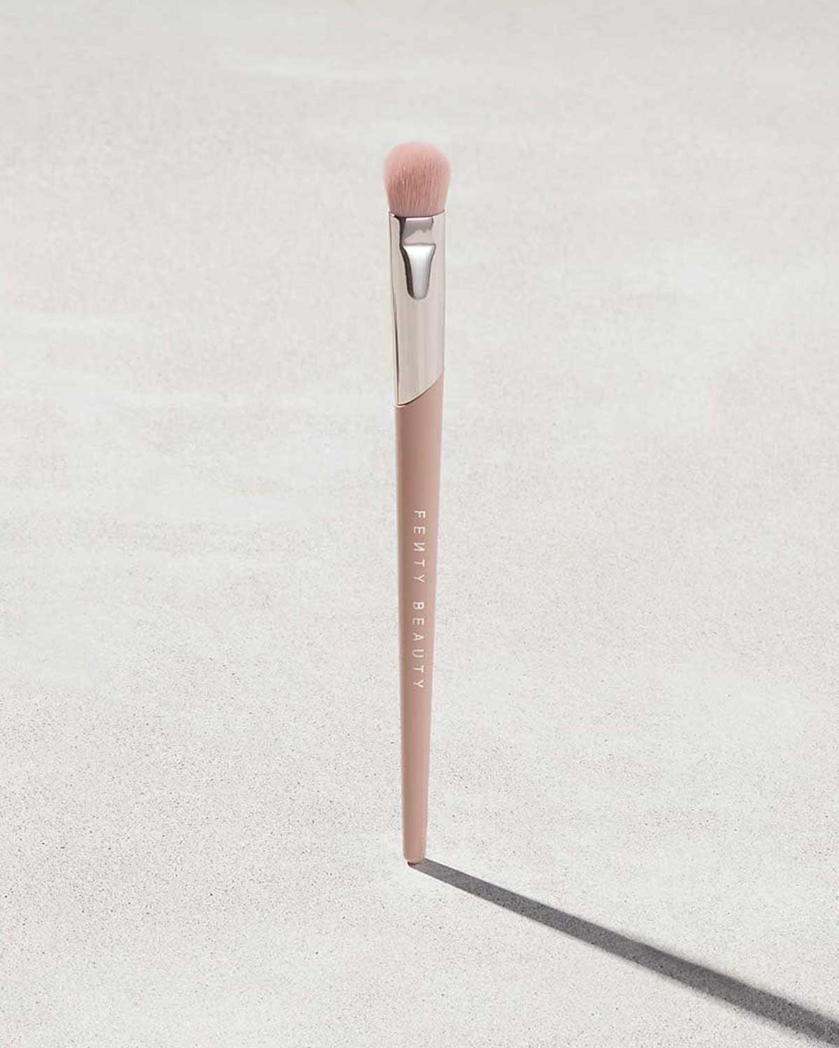 42163.jpg Plush Eyeshadow Brush 240 - Image 1