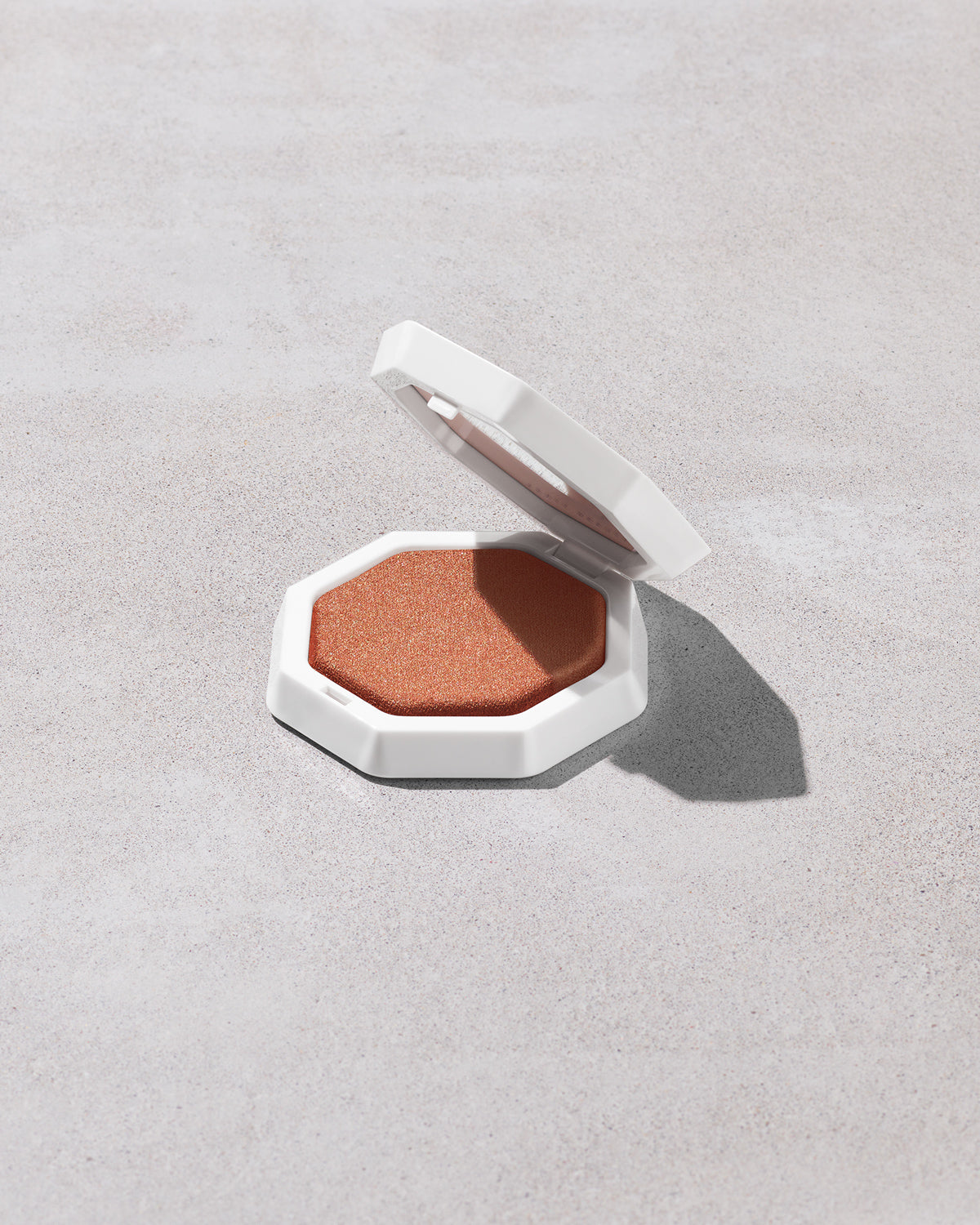 FB_SPR24_T2PRODUCT_ECOMM_DEMIGLOW_HIGHLIGHTER_THAT_S_RICH_002_sRGB72.jpg Demi'glow Light-Diffusing Highlighter - That'$ Rich - Image 1