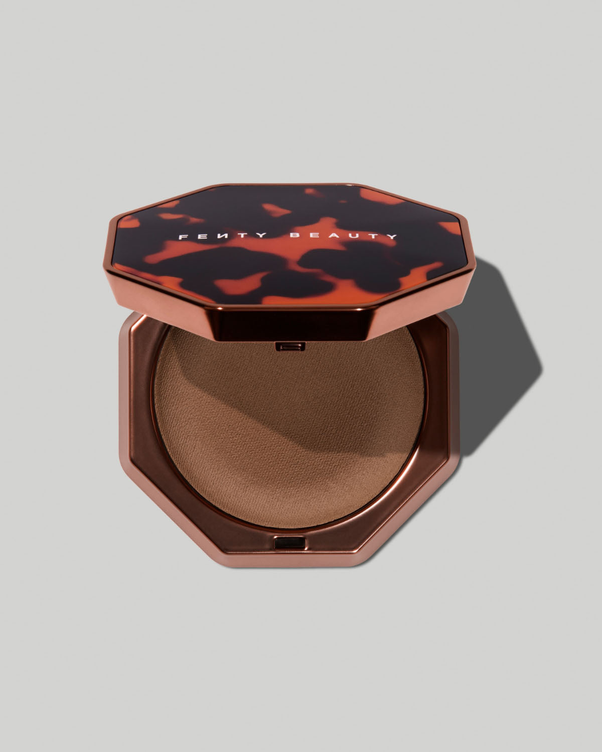 FB_SPR26_T2PRODUCT_ECOMM_SUNSTALKR_SOUFFLE_BRONZER_BROWNBUTTR_1200X1500_72DPI.jpg Sun Stalk-r Souffl- Pressed Mousse Cream Bronzer - Brown Butt-r - Image 1